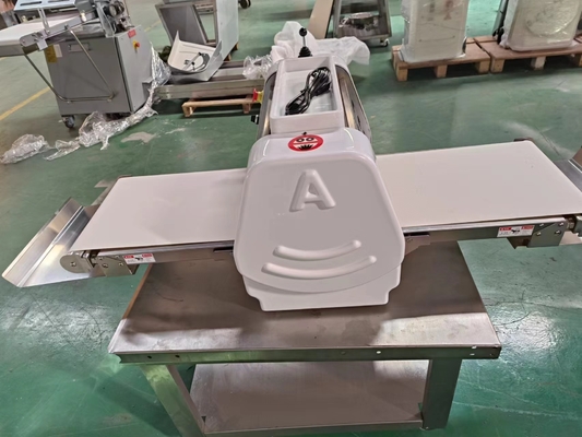 Máquina de prensagem de massa de rolo de 370 mm para restaurante 1a fase 0,4 kW Potência 2,5 kg Peso de rolagem