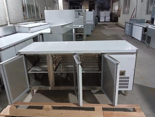 2~8°C 220-240V/1PH/50HZ SS304 Chiller de refrigeração 3 portas Mesa de trabalho para armazenamento de alimentos