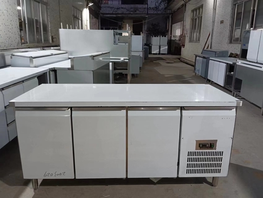 2~8°C 220-240V/1PH/50HZ SS304 Chiller de refrigeração 3 portas Mesa de trabalho para armazenamento de alimentos